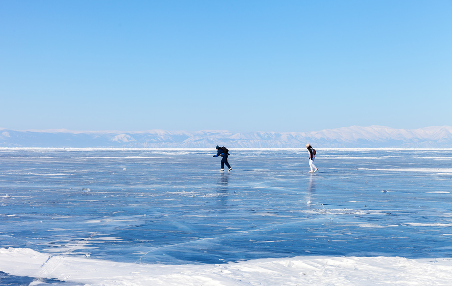 Катание на коньках по озеру