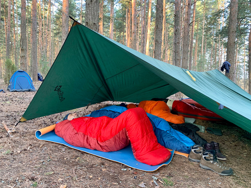за состоянием тентов и спальников нужно следить
