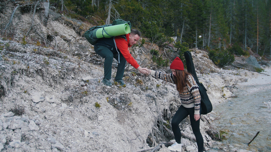 вместе трудности в походе преодолевать легче