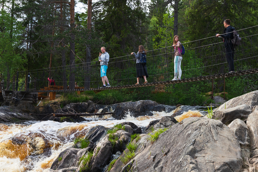 переход по висячему мосту нпд водопадом в Карелии