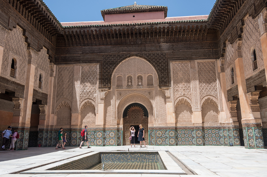 Туристы во внутреннем дворе медресе Бен Юсефа