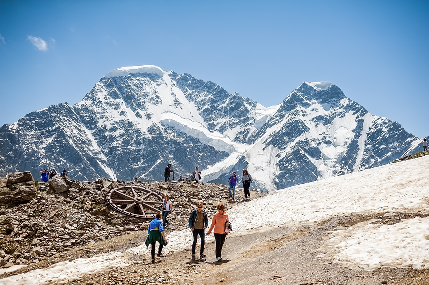 Вид с горы Чегет на ледник Семерка