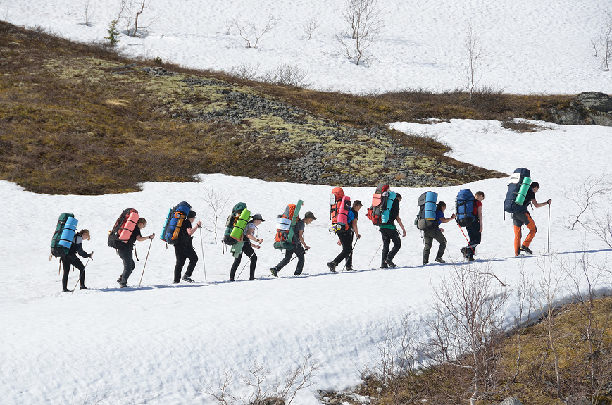 Группа детей в походе по Хибинам