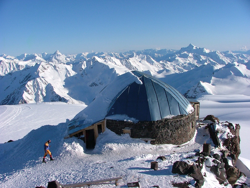 Приют 11 на склоне Эльбруса
