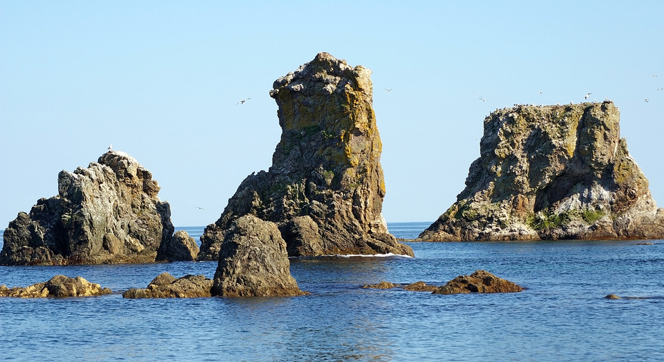 каскад скал на Сахалине