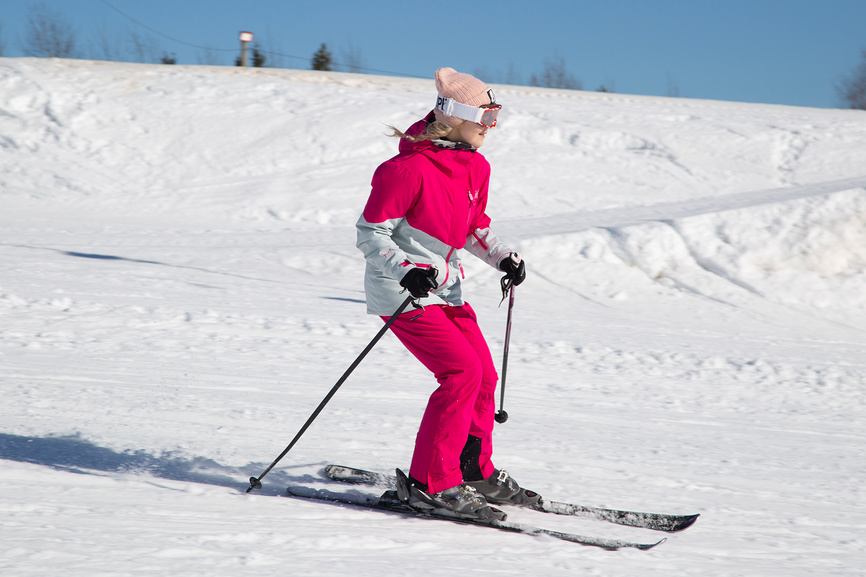 горнолыжник на трассе