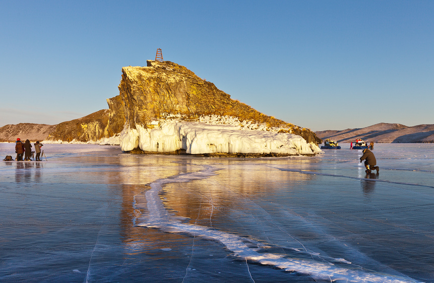 скала кобылья голова в окружении льда