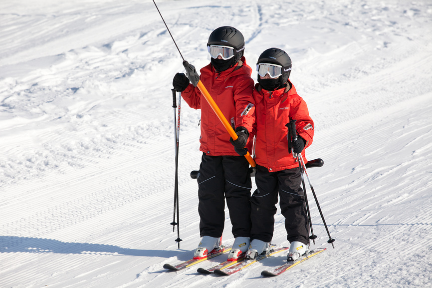 ребенок на горных лыжах