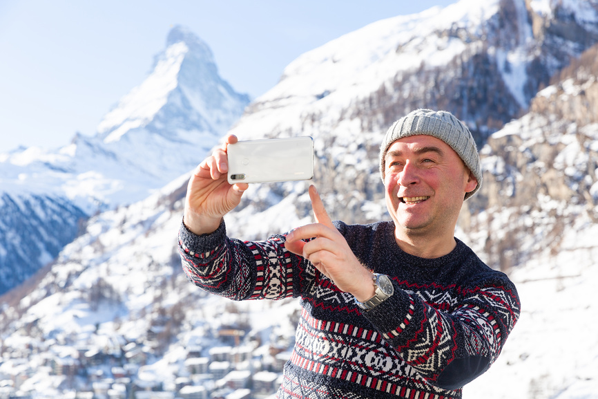 турист в горах зимой