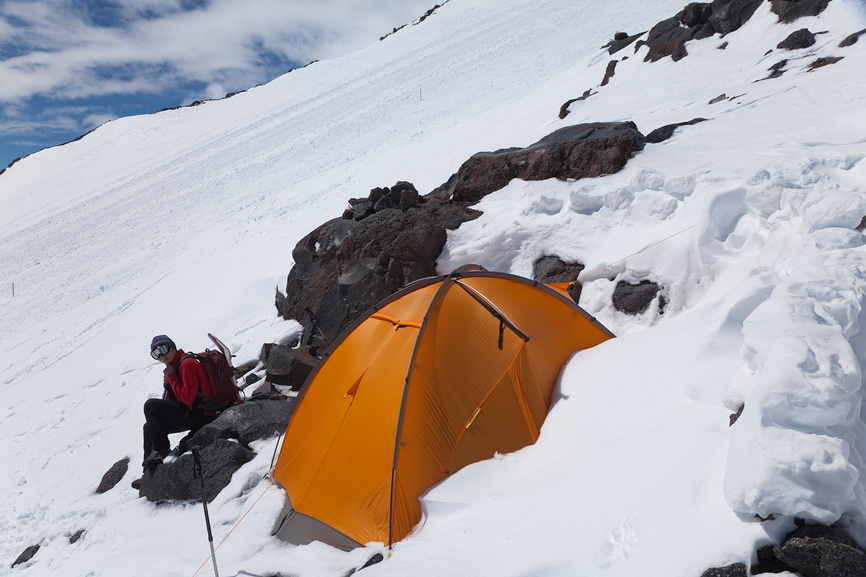 высотный лагерь на склоне эльбруса