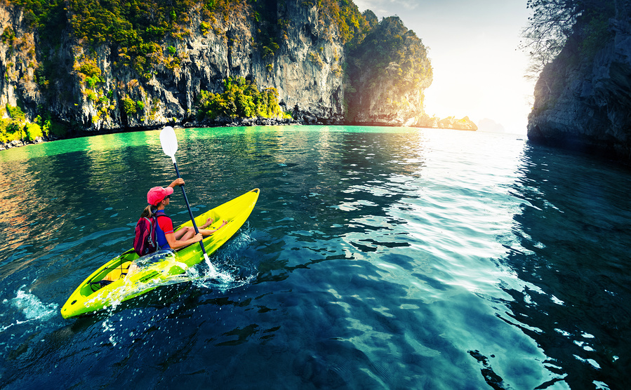 в байдарке на море