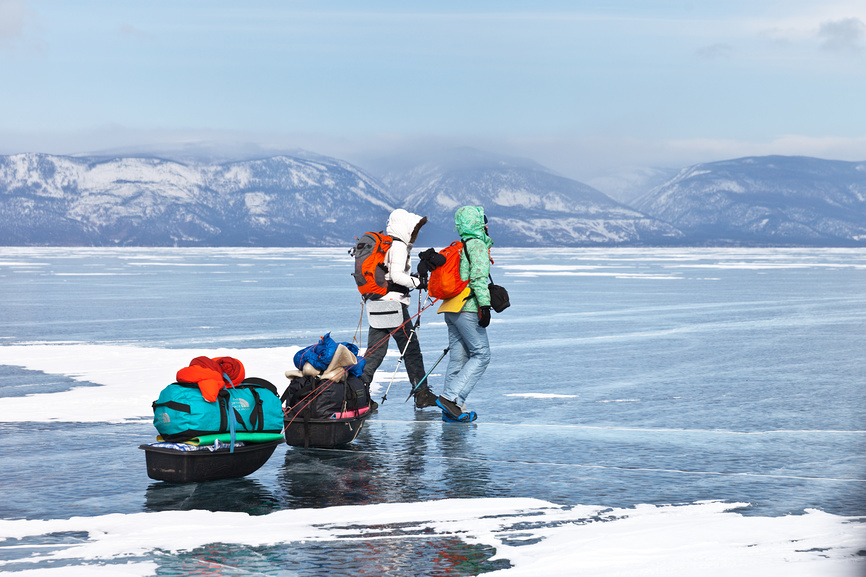 рюкзак по льду в походе на байкале