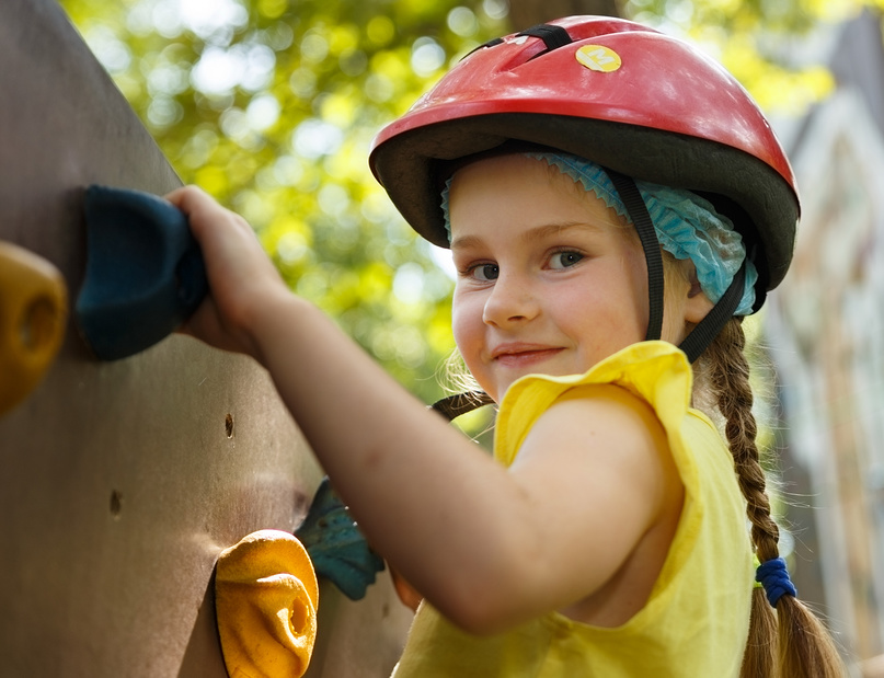 дети на скалодроме