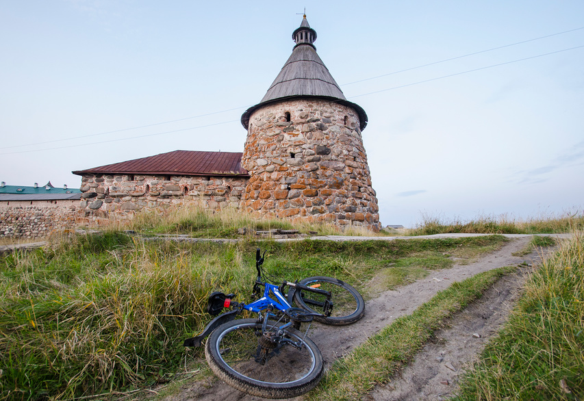 велосипед на фоне крепости