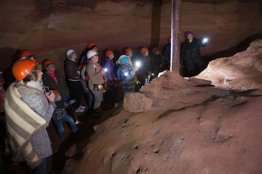 Экскурсионная группа в пещерах саблино
