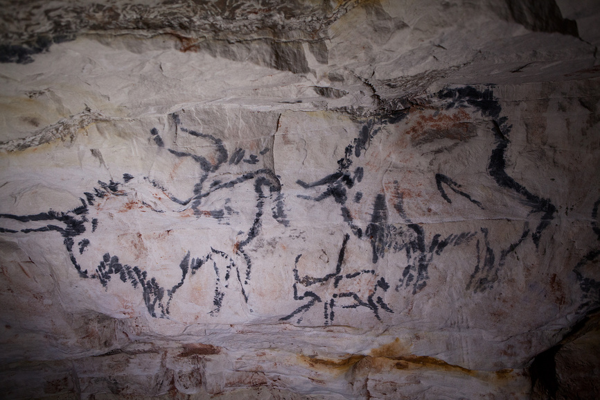 Наскальные рисунки на стенах пещеры саблино
