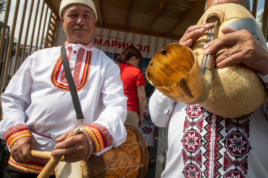 Артисты в традиционных народных костюмах из республики Марий Эл.