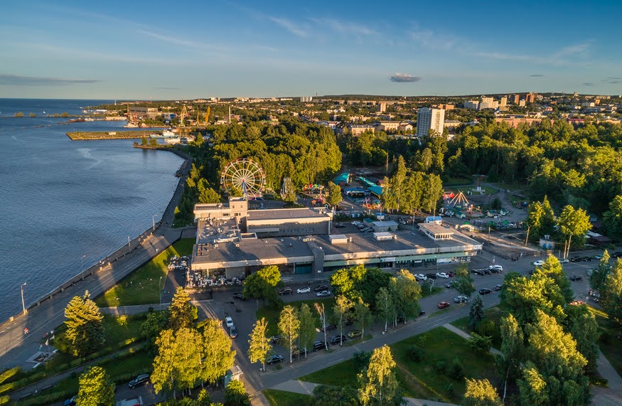 Вид на город Петрозаводск и Онежскую набережную