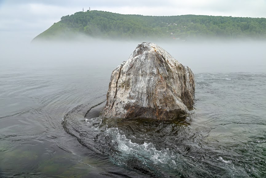 Река Ангара. Шаман Камень