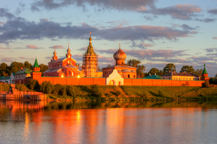 Старая Ладога. Вид на Никольский мужской монастырь