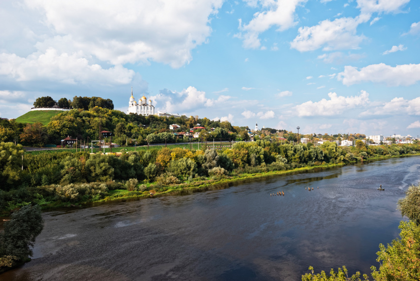 Вид на Успенский собор и город Владимир c моста на реке Клязьма