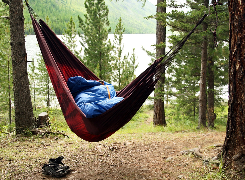 В летнем походе можно спать и в гамаке