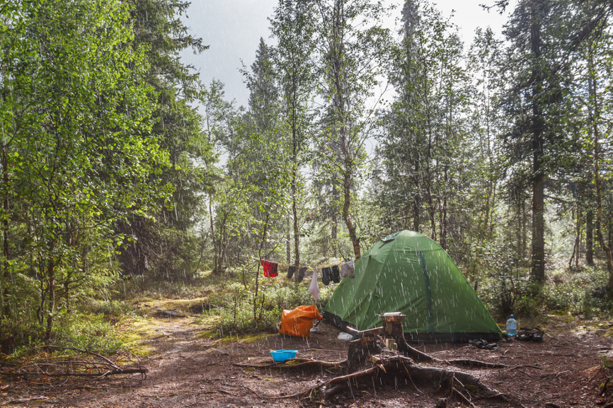 палатка под дождем