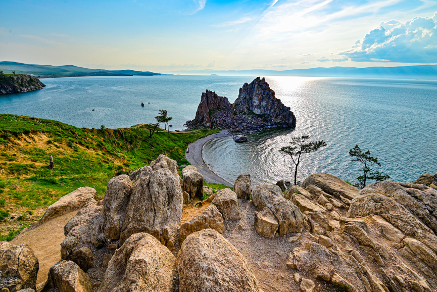 Озеро Байкал. Остров Ольхон. Вид на скалу Шаманку