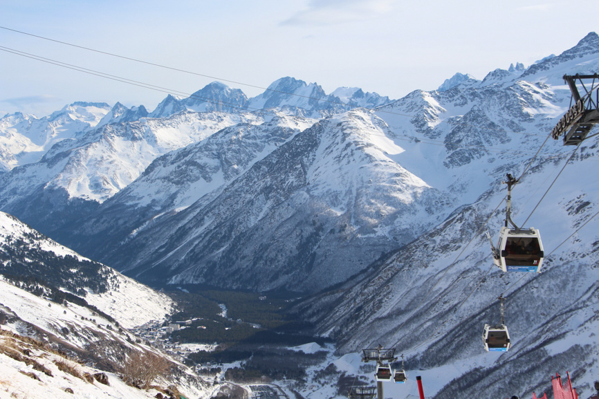 Горный пейзаж с канатной дорогой в районе Эльбруса