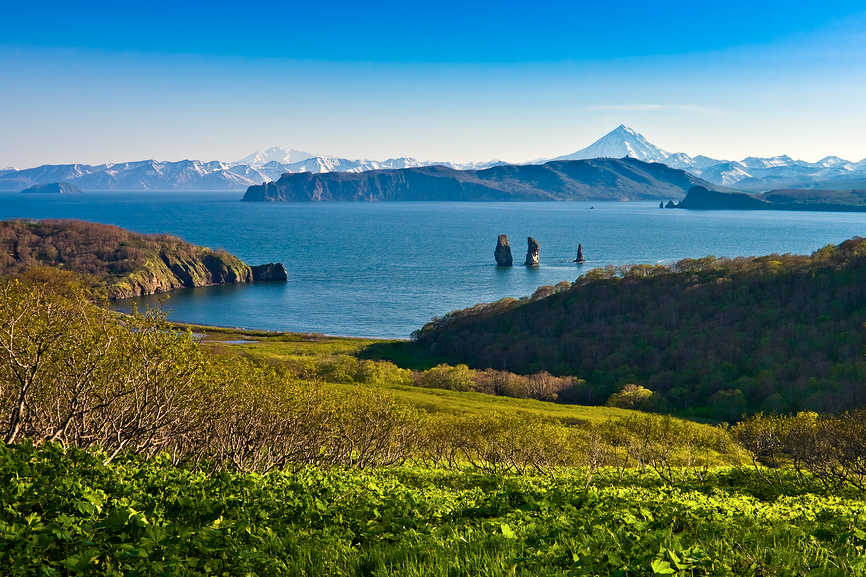 Вулкан Вилючинский и скалы Три брата