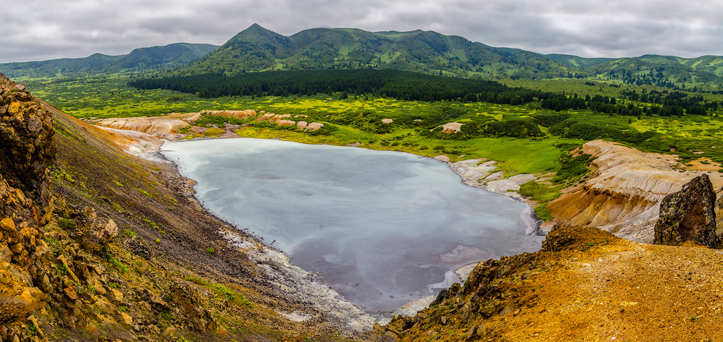 Озеро Кипящее в кальдера вулкана Головнина, остров Кунашир