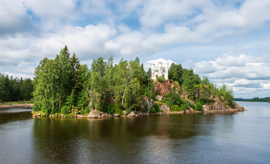 Вид на Капеллу Людвигсбург на острове Людвигштайн. Парк Монрепо. Выборг