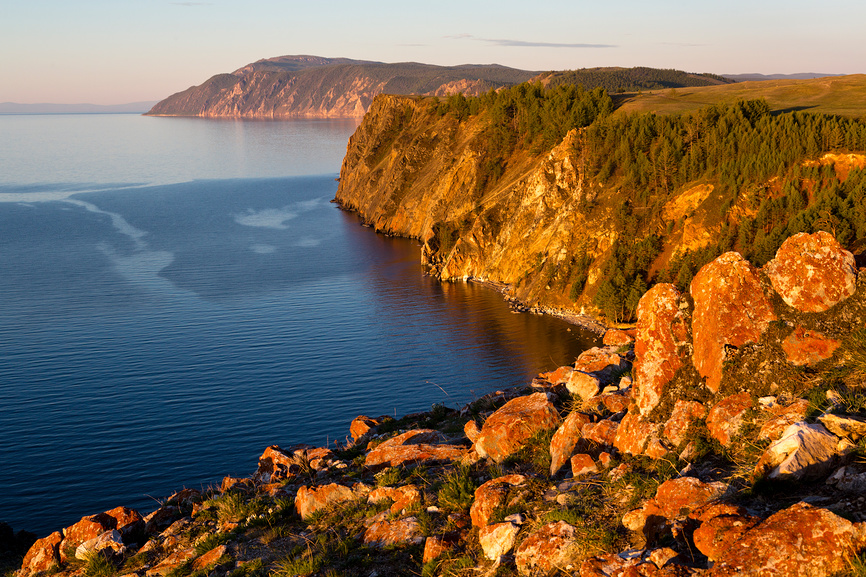 Вид на побережье острова Ольхон, озеро Байкал 