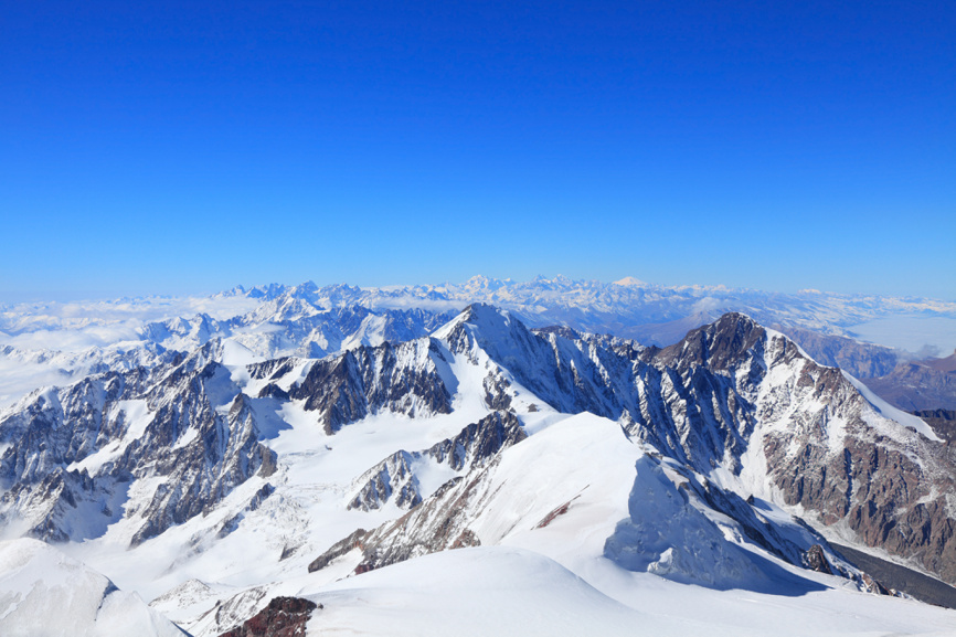 вид на все высочайшие вершины главного Кавказского хребта между Казбеком и Эльбрусом