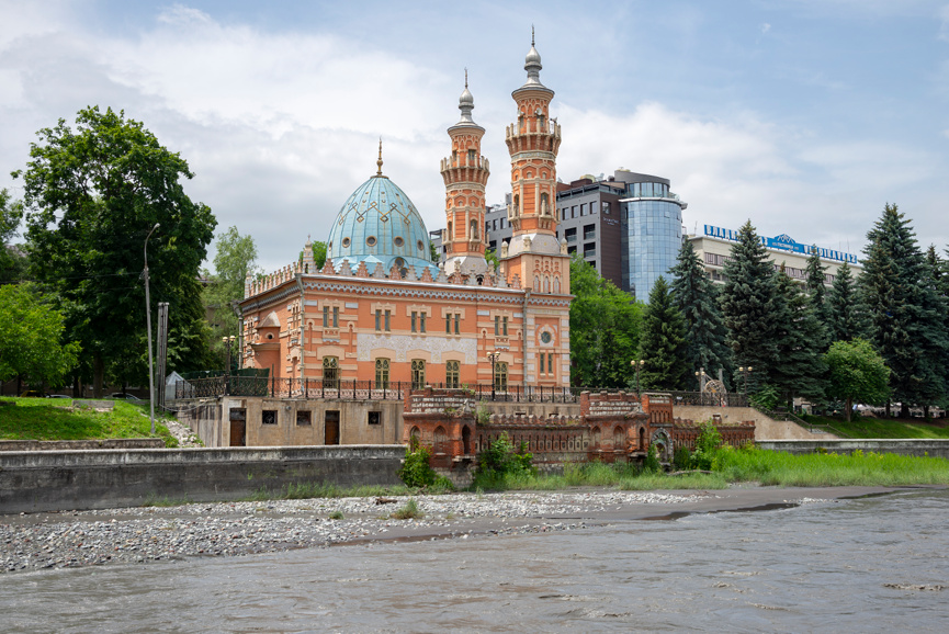 Мечеть Мухтарова (Суннитская) на берегу реки Терек
