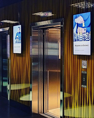 Экраны у лифтов