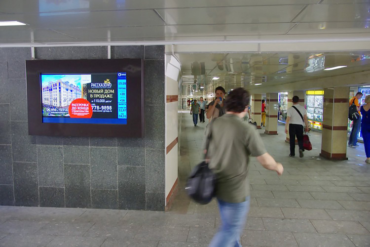 Реклама на цифровых экранах в подземных переходах рядом со станциями московского метро