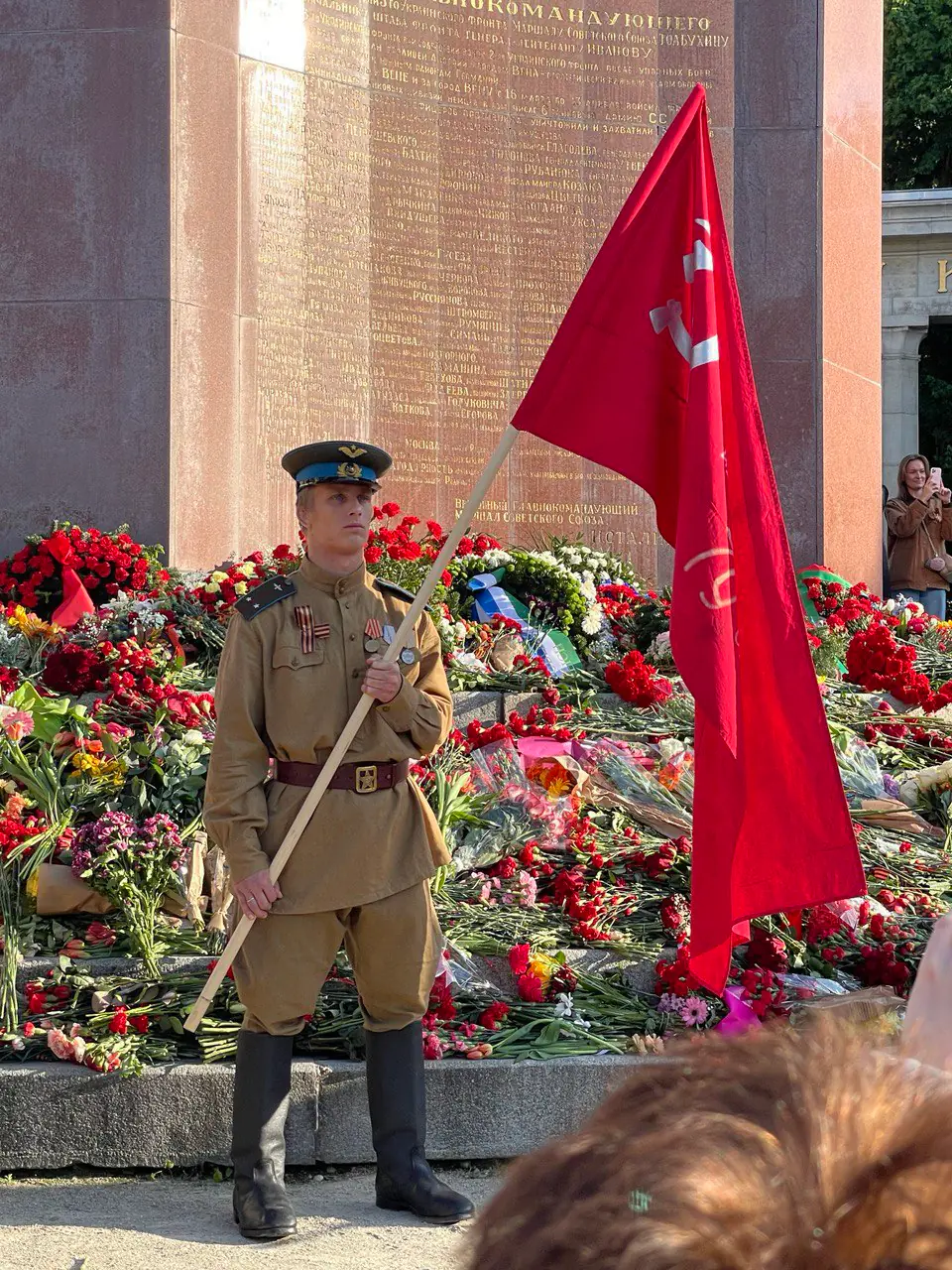 Der Fahnenträger beim Heldendenkmal der Roten Armee