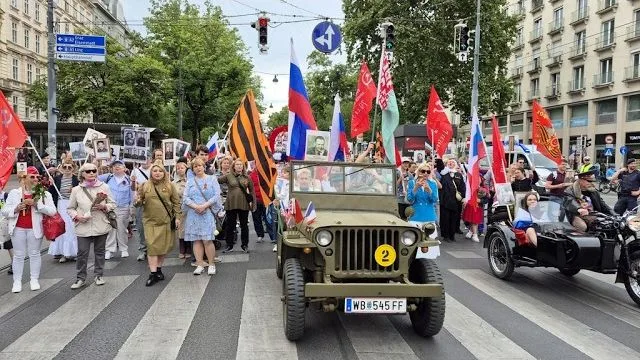 Тот же день, снятый с другого края улицы