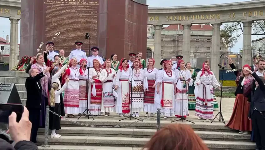 Выступление коллективов у памятника