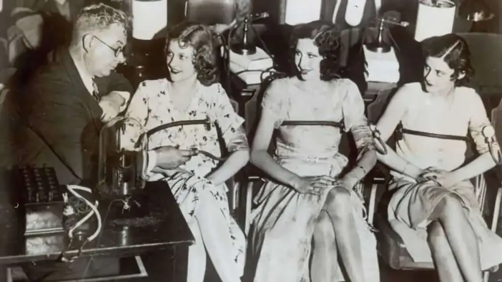 Marston demonstrating his lie detector