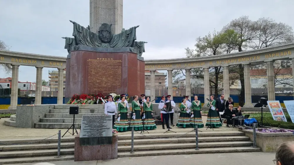 Выступает казачий ансамбль