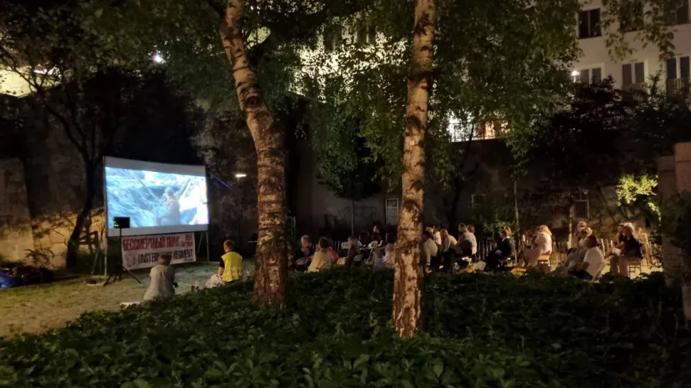 Зрители досматривают фильм