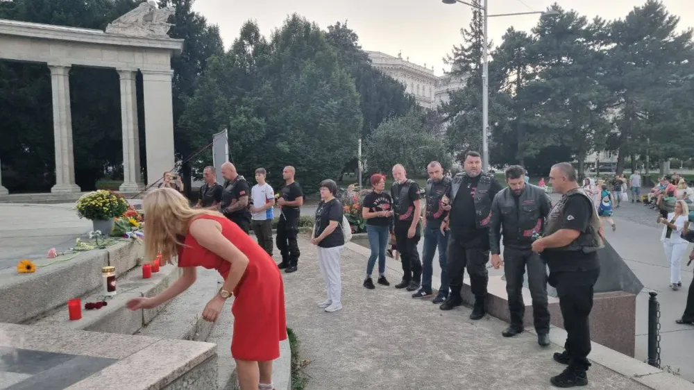 Цветы и свечи у Памятника героям Красной армии