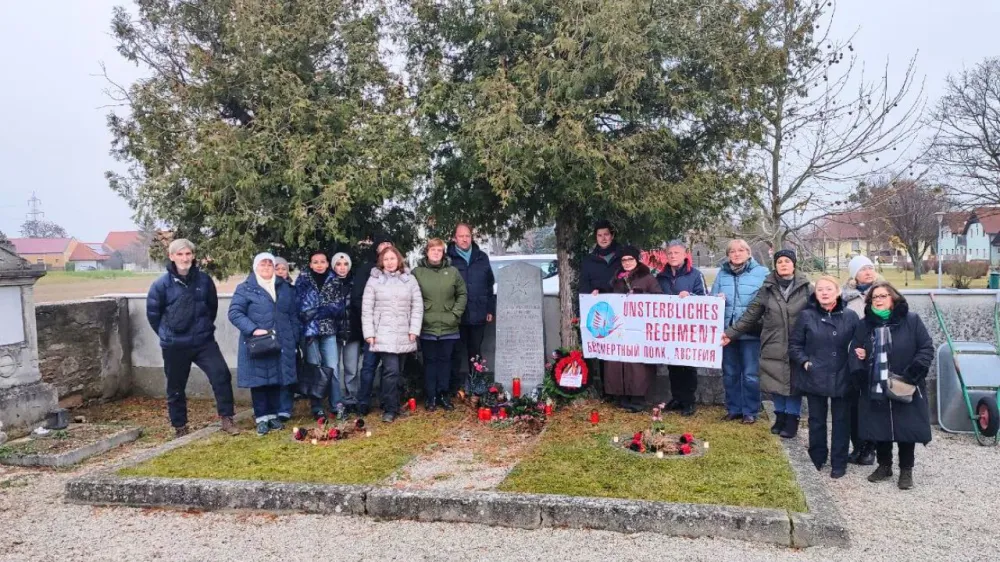 У братской могилы советских воинов под Веной