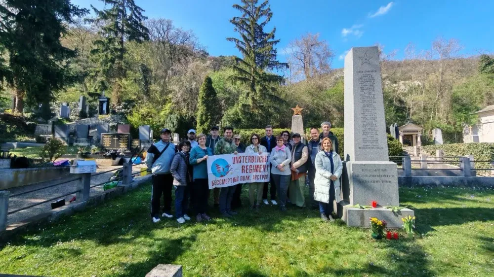 Участники акции у обелиска на кладбище