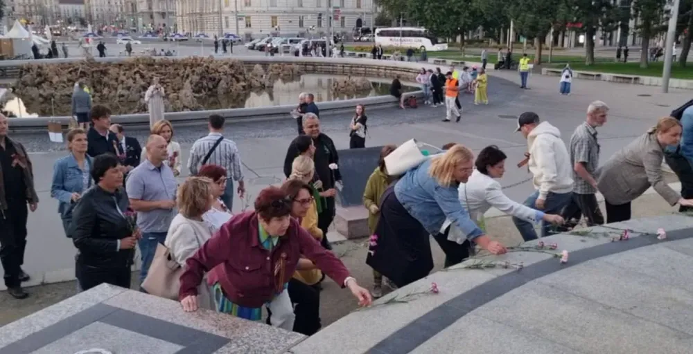 Возложение цветов на Шварценбергплац