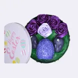 Geschenkbox „Frühlingszauber“ mit 2 Hasen, Ei-Kerze mit Silberglitter und handgefertigten Satinblumen — Vorschau 1