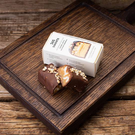 Арахисовый батончик в шоколаде "Хрустящий арахис, нуга и соленая карамель" ~ 55 г