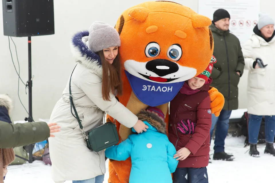 Семейный кадр с ростовым персонажем Эталона